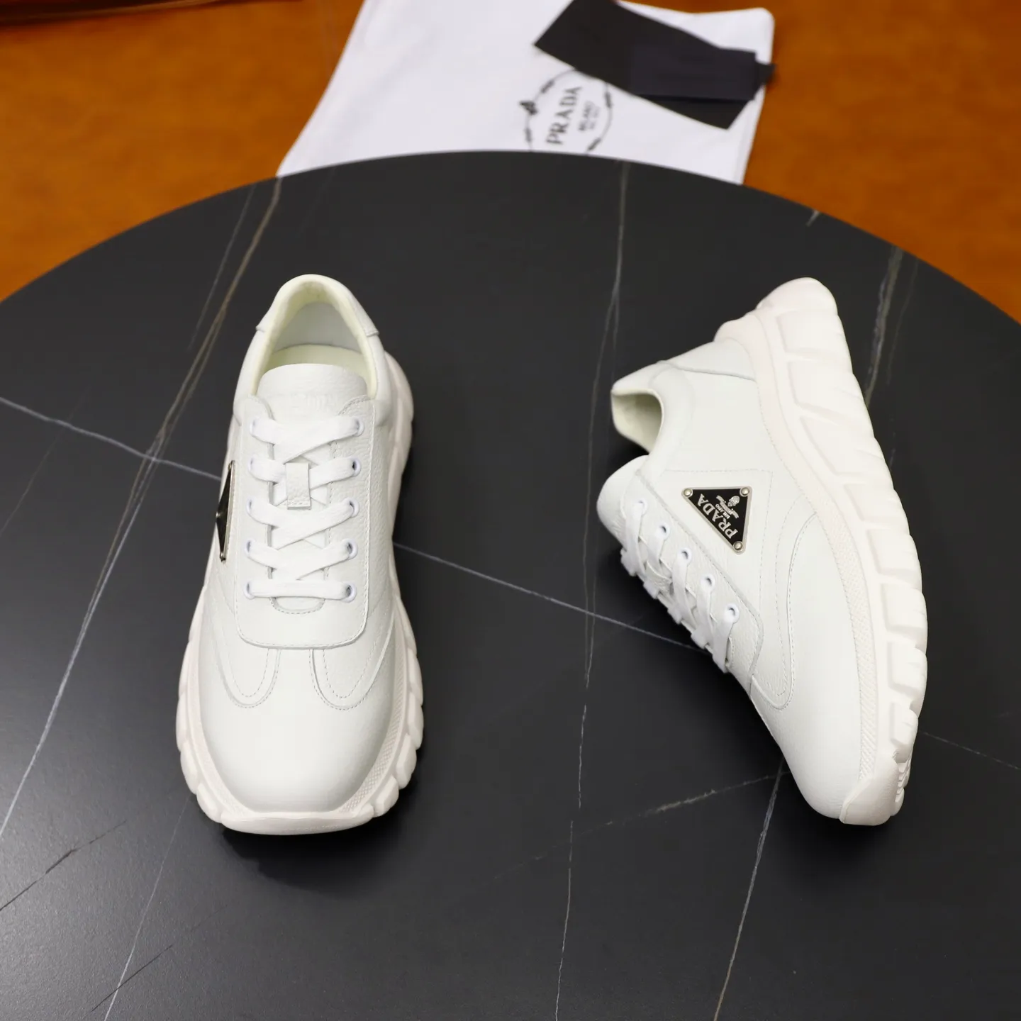 Factory price: 720💰Top original order Brand: PRADA (Prada) Standard code: Men's size 38/44 (45 can be customized) Grade: Same as the official website Material: Original cowhide stitching, cowhide lining, original combination two-color wear-resistant soft outsole Style category: casual sports version, young fashion, European and American trend, British style Color: actual picture color